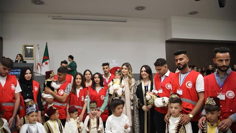 الهلال الأحمر يشرف على ختان جماعي لـ400 طفل من الأيتام!