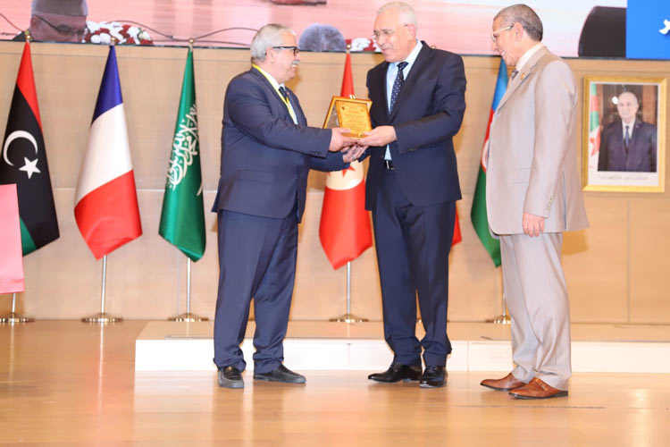 Une Première! Tebboune attribue à certains magistrats le titre de “Magistrat honoraire”