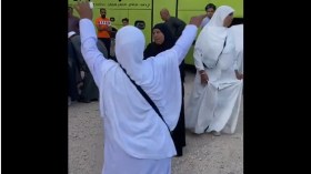 “يجعلها آخر الذنوب”.. فيديو لنساء يرقصن فرحا بآداء العمرة يثير جدلا واسعا!