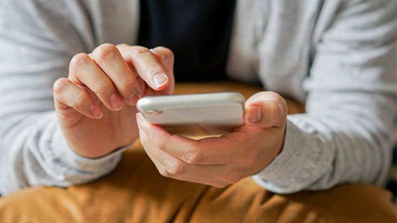 مُعايدات وتعاز إلكترونية أحدثت فجوة في العلاقات الإنسانية