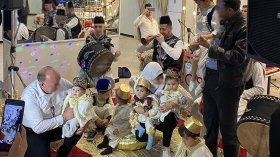 عائلات جزائرية ترّوج للألبسة والأطباق التقليدية بحفلات ختان “ملكية”!