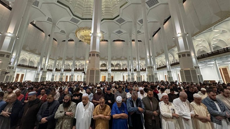 مسنون يحرصون على أداء التراويح في الصفوف الأولى