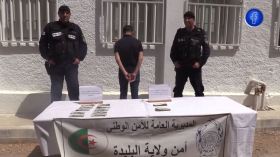 شاهد ماذا وجدت شرطة البليدة بحوزة هذا الشخص