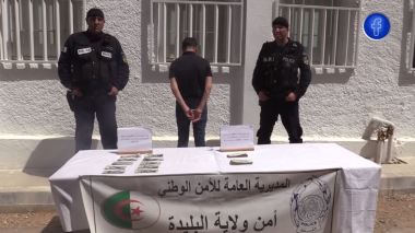 شاهد ماذا وجدت شرطة البليدة بحوزة هذا الشخص