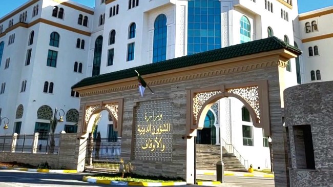 حكم صلاة الجمعة إذا وافقت يوم العيد.. مكتب الفتوى يوضح