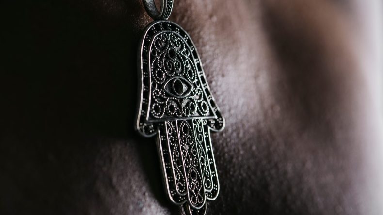 لطرد التابعة والعين.. جزائريون يُعلقون تمائم التفيفرة والحلتيت