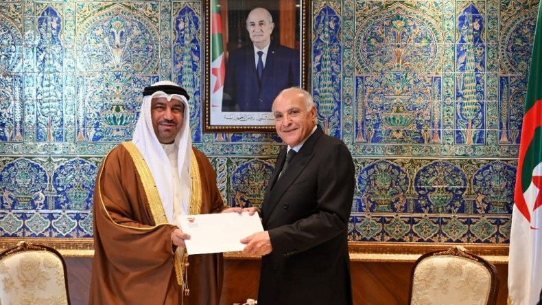 عطاف يتسلم أوراق اعتماد السفير البحريني الجديد