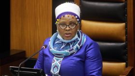 توقيف الرئيسة السابقة لبرلمان جنوب إفريقيا بتهمة الفساد