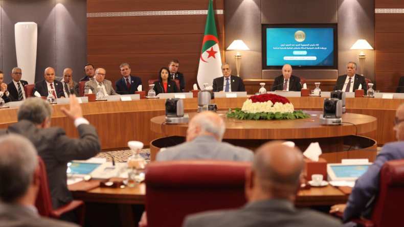 الرئيس تبون يجتمع مع رؤساء الأحزاب الممثلة في المجالس المنتخبة (صور)