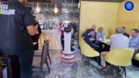 لأول مرة في الجزائر .. “الروبوت النادل” لخدمة الزبائن بالمقاهي في وهران 