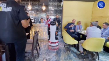 لأول مرة في الجزائر .. “الروبوت النادل” لخدمة الزبائن بالمقاهي في وهران 