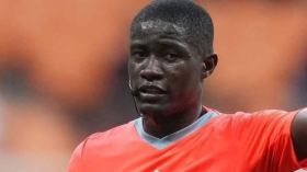 الكاف تعيّن الحكم الغابوني أتشو “المثير للجدل” لمباراة الجزائر غينيا