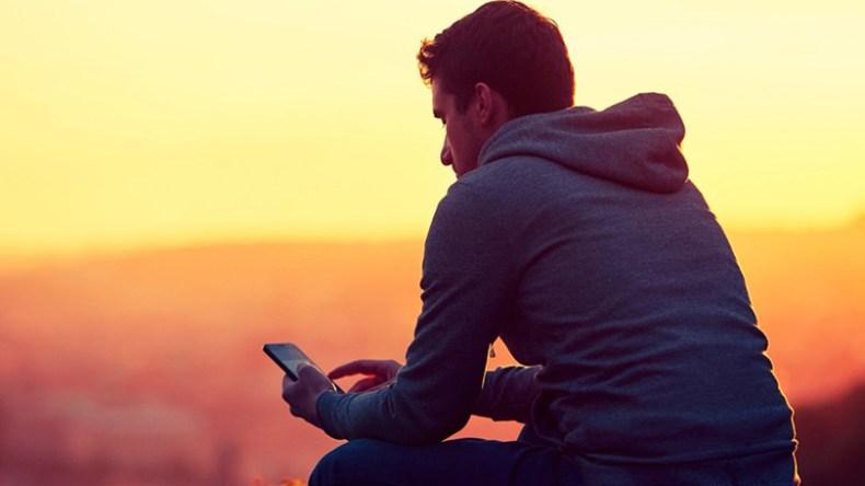 اختيار العزلة الاجتماعية.. انفراد بالأمراض وابتعاد عن الدعم الاجتماعي