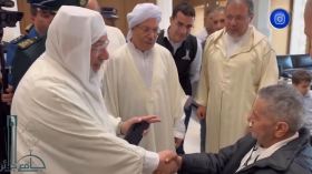 لقاء الشّيخ محمد المأمون القاسمي الحسني عميد جامع الجزائر مع الفنان صالح أوقروت