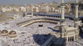 “الحج والعمرة السعودية” توفر 15 دليلًا توعويًا بـ16 لغة لتسهيل رحلة الحجاج