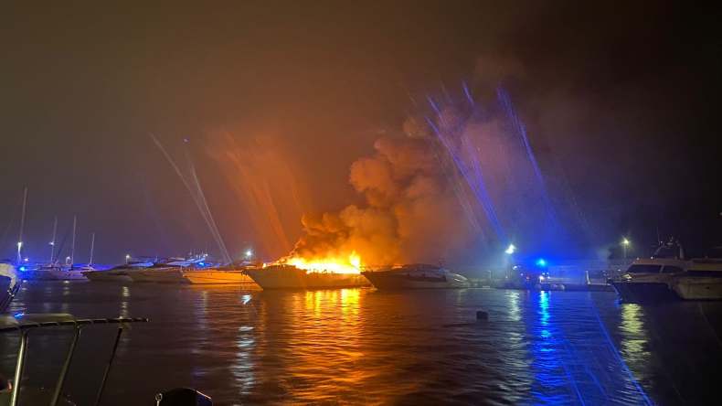 France: cinq bateaux touchés par un incendie dans un port (VIDEO)