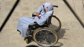 مسنون يبحثون عبر “مواقع التواصل” عن أشخاص لرعايتهم منزليا!