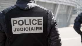 Il tue sa mère puis prévient la police!