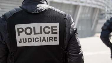 Il tue sa mère puis prévient la police!