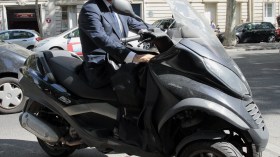 Le célèbre “scooter” de Hollande vendu aux enchères!