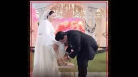 هذا ما قاله العريس الذي تصدر الترند بتقبيله قدم زوجته!