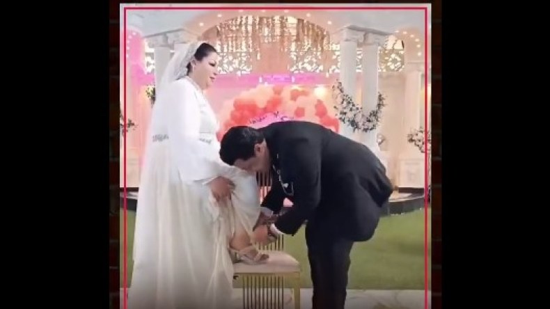 هذا ما قاله العريس الذي تصدر الترند بتقبيله قدم زوجته!