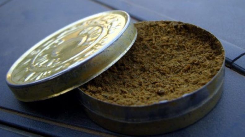 في “البريمرليغ”.. حتّى اللاعبات يستهلكنّ “الشمّة”!