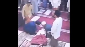 مقطع فيديو متداول لوفاة إمام مسجد إندونيسي أثناء صلاة الفجر