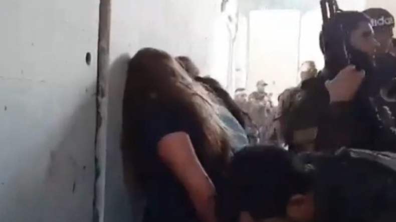 تقرير يكشف جوانب التضليل في فيديو المجندات الأسيرات لدى حماس!