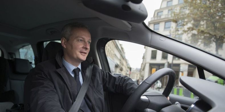 Un ministre français percute un cycliste à Paris!
