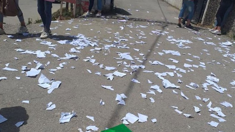 تلاميذ ينهون الموسم الدراسي بتمزيق الكراريس والكتب