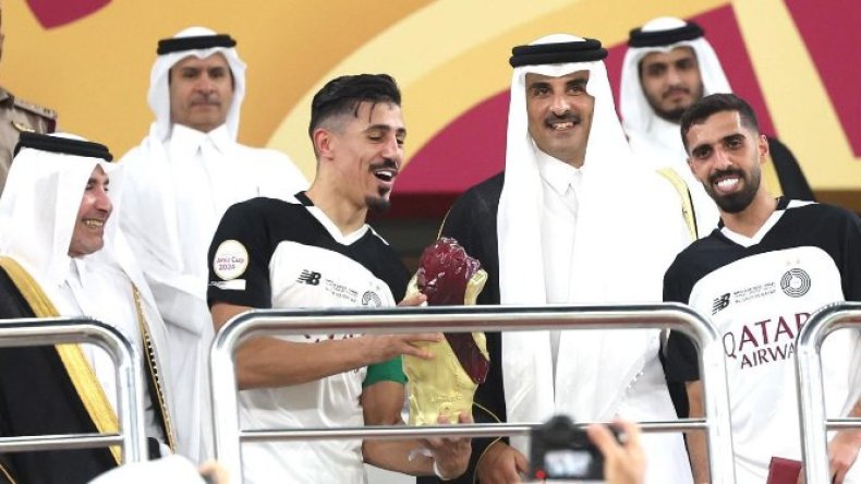 بِالفيديو: أمير قطر يمنح بونجاح شرف حمل الكأس