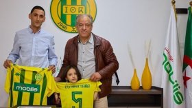 بِالفيديو: إدارة “الكناري” تُكرّم المُشجّع المُميّز وابنته