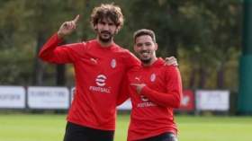 بن ناصر وتوبة وعدلي سيلعبون بِأقمصة تحمل ألقاب أمهّاتهم!