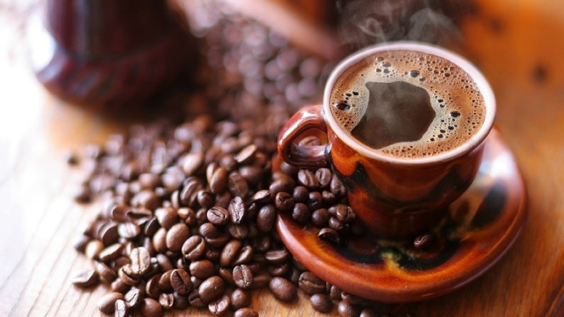 ما يحدث في جسمك دقيقة بدقيقة بعد شرب أول فنجان قهوة!