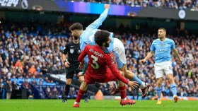 بِالفيديو: تقنيون إنجليز يُدافعون عن آيت نوري ويسخرون من الحكم