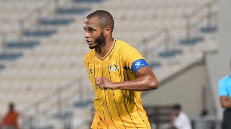 بِالفيديو: براهيمي يُهدر ركلتَي جزاء ويُقصى.. وابنه يبكي!
