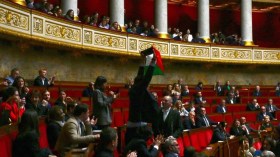 France: un député sévèrement sanctionné après avoir brandi le drapeau palestinien