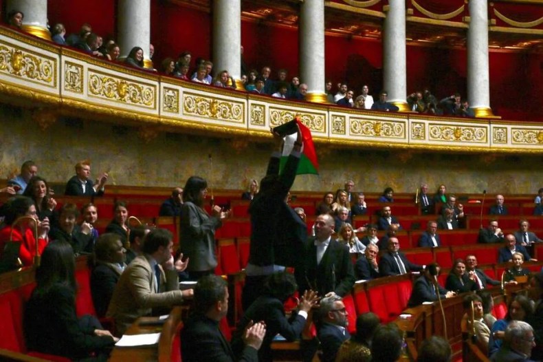 France: un député sévèrement sanctionné après avoir brandi le drapeau palestinien