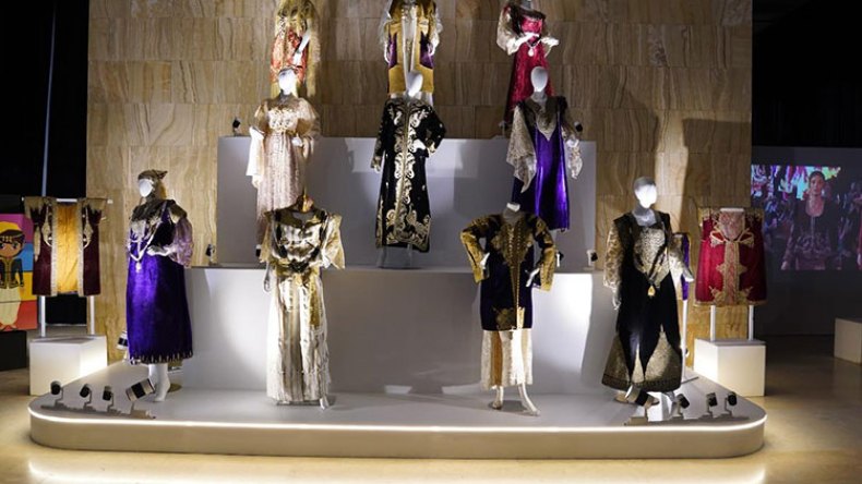 نساء جزائريات يبدعن في حُلي وملابس تقليدية ضاربة في التاريخ