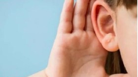 طفلة صماء تستعيد قدرات السمع بعد تجربة مذهلة.. كيف حدث ذلك؟