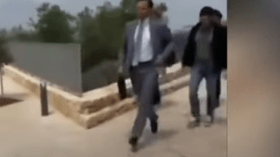 Un représentant de l’Allemagne chassé par des manifestants en Palestine (VIDEO)