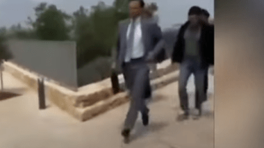 Un représentant de l’Allemagne chassé par des manifestants en Palestine (VIDEO)