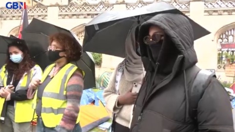 شاهد.. صدمة وزيرة بريطانية سابقة من رد محتجين مناهضين لحرب غزة!