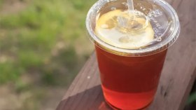 تحذيرات من استعمال الأكواب البلاستكية في شرب الشاي