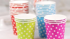 “تهدد الصحة وتسبب السرطان”.. خبراء يحذّرون من الأكواب الكرتونية!