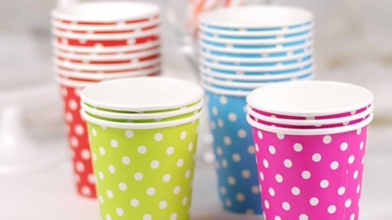 “تهدد الصحة وتسبب السرطان”.. خبراء يحذّرون من الأكواب الكرتونية!