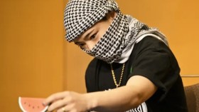 بالفيديو.. كاتبة يابانية تتوج بجائزة أدبية وهي مرتدية الكوفية الفلسطينية