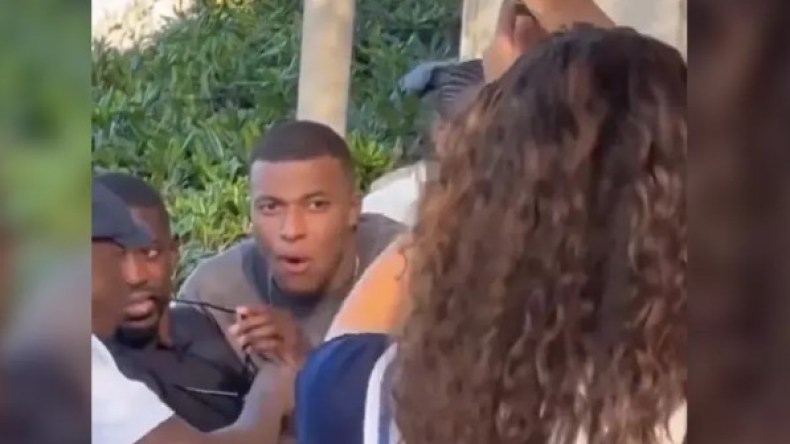 بالفيديو.. حسناء فرنسية تقفز لعالم الشهرة بنظرة من مبابي!