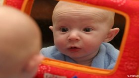 المرآة مهمة لتطوير مهارات طفلك لكن عليك الحذر!